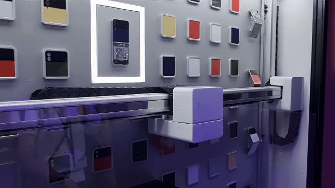 뉴욕 체험관 내 위치한 ‘갤럭시Z플립4 비스포크 에디션’ 기계. 원하는 색상 조합을 고르면 마치 자판기처럼 작동해 실제 제품 예시를 보여준다. [김민지 기자(뉴욕)/jakmeen@]