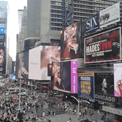 10일(미국시간) 오후 4시께 미국 뉴욕 타임스퀘어 전경. 주요 스크린에 ‘갤럭시Z 플립4’와 BTS간 콜라보레이션 영상이 상영되고 있다. (영상=김정유 기자)