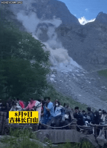 9일 중국 지린성 백두산에서 산사태가 나자 관광객들이 대피하고 있다. [유튜브]