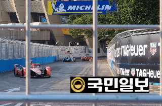 지난 12일 서킷에서 연습 주행을 하고 있는 드라이버들.