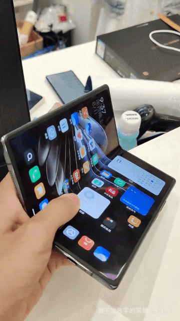 샤오미 미믹스 폴드2의 '플렉스 모드' 미지원을 지적하는 영상(출처: 유튜브 채널 'Fold Universe')