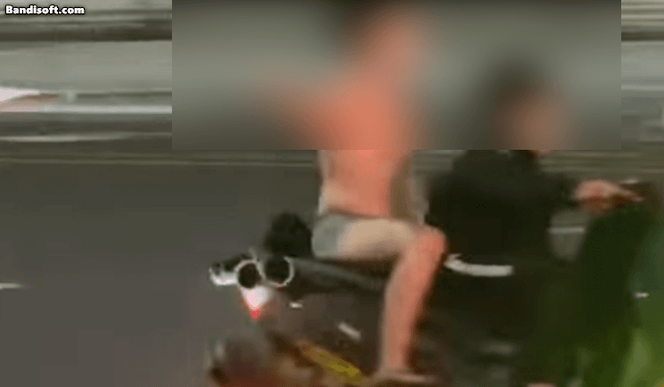한 남성이 오토바이 뒷좌석에서 상의를 탈의한 채 태극기를 흔들고 있다. /유튜브