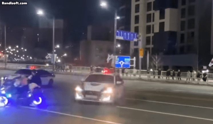 오토바이가 경찰차를 피해 달아나고 있다. /유튜브