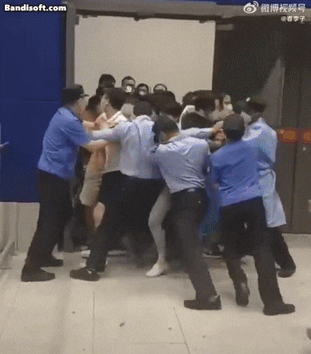 지난 13일 상하이 쉬후이구의 이케아 매장은 강제 격리를 피하려는 사람들로 아수라장이 됐다. /웨이보