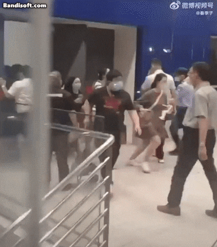 지난 13일 상하이 쉬후이구의 이케아 매장은 강제 격리를 피하려는 사람들로 아수라장이 됐다. /웨이보
