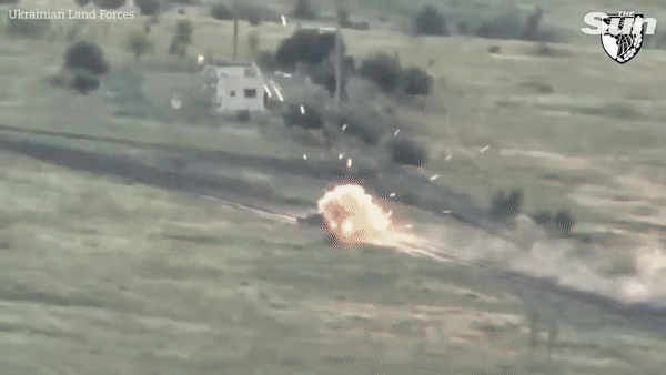 우크라이나군의 공격을 받고 폭발하고 있는 러시아 탱크의 모습. [유튜브 'The Sun' 채널 캡처]