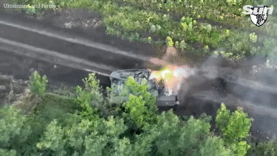우크라이나군의 공격을 받고 불이 붙은 러시아 탱크에서 러시아군 병사가 탈출하고 있는 모습. [유튜브 'The Sun' 채널 캡처]