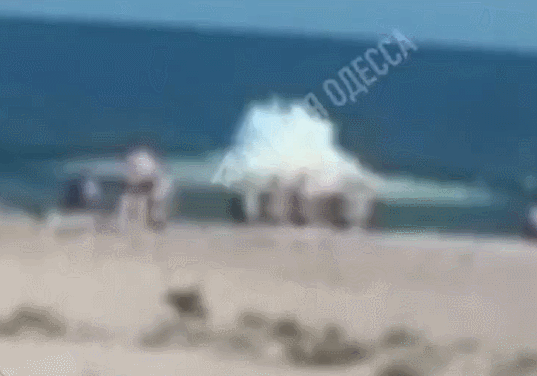 우크라이나 오데사 자토카 해변에서 발생한 유실 지뢰 추정 물체 폭발 장면. 이 사고로 2명이 숨지고 1명이 다쳤다. /트위터