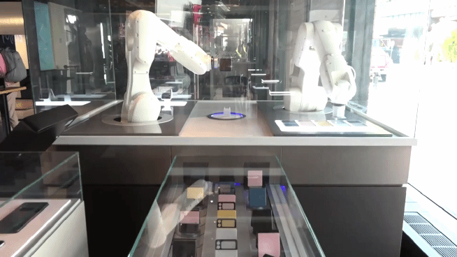 삼성 837 1층에 있는 '로봇팔'. 방문객은 로봇팔 앞에 있는 디스플레이를 통해 '나만의 갤럭시Z플립3 비스포크 에디션'을 만들 수 있다.ⓒ삼성전자
