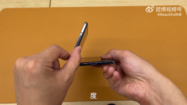 중국 샤오미 폴더블 스마트폰 '샤오미 믹스 폴드2'가 원하는 각도로 접었을 때 고정되는 '프리 스탑' 기능을 지원하지 않는다는 지적이 나온다./사진=튜브 채널 'Fold Universe