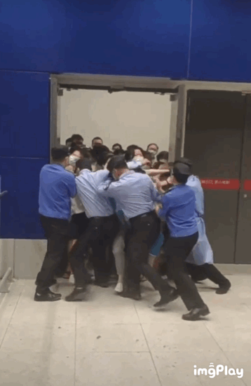 13일 중국 상하이의 한 이케아 매장에서 쇼핑객들이 강제로 문을 열어 탈출하고 있다. /사진=트위터