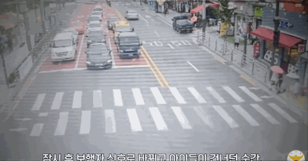 지난달 16일 서울 강북구 한 왕복 5차로에서 초등학생 2명이 '우회전 일시 정지' 의무를 지키지 않은 음주운전자의 차량에 치였다./사진=경찰청