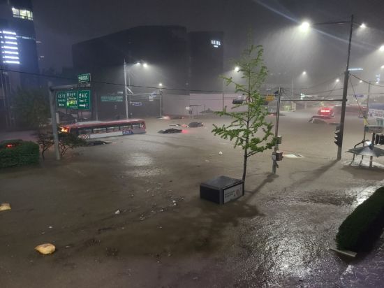 지난 8월 8일 밤 서울 서초구 진흥아파트 인근 도로가 물에 잠겨 있다. [이미지출처=연합뉴스]