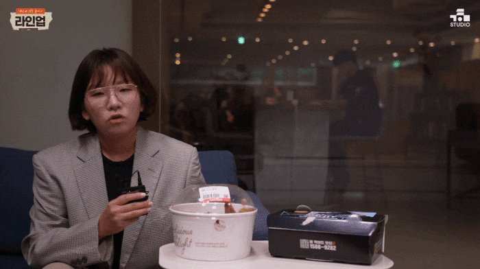 90년대 방송 콘셉트인 '라인업 현장취재' 당당치킨 편에서 기자가 준엄한 태도로 치킨을 맛보고 있다. /유튜브 채널 '라인업 LineUp'