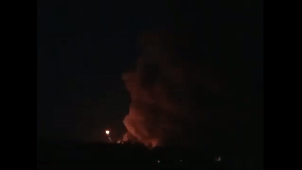18일(현지시간) 크름반도 남부 세바스토폴 벨벡 공군기지 인근에서 발생한 폭발 장면을 찍은 영상. [유튜브 'The Valkyrie' 채널 캡처]