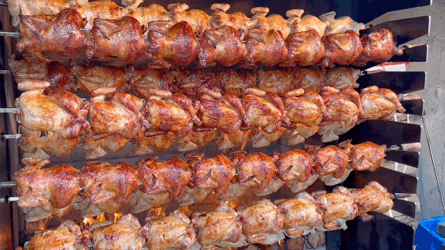 가게 앞 장작불에 노릇노릇 구워지고 있는 통닭의 모습 (영상=송혜수 기자)