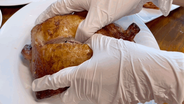 통닭 안에는 육즙을 가득 머금은 찰밥이 가득 있다. (영상=송혜수 기자)