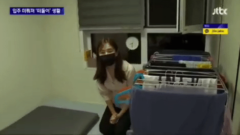 B씨 가족이 임시로 구한 방. 침대는 이미 이삿짐으로 맡겨 캠핑용 매트를 깔고 지낸다.