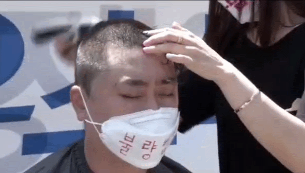 이날 일부 입주예정자들은 제대로 된 공사를 요구하며 삭발식을 진행했다.