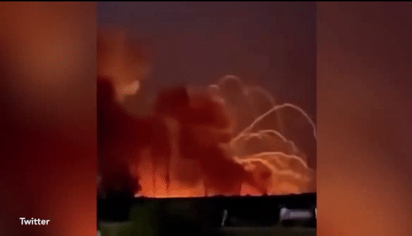 우크라이나 국경 인근 벨고르드주(州) 소재 탄약 창고가 폭발해 화염에 휩싸인 모습. [데일리 익스프레스 홈페이지 캡처]