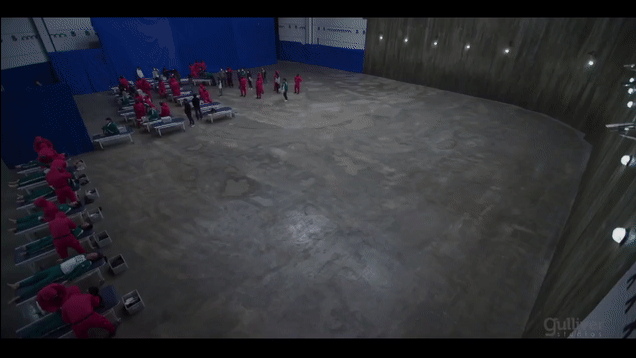 넷플릭스 오리지널 콘텐츠 '오징어게임'에서 456명의 참가자들이 침대에 누운 채 신체 수색을 받는 모습. [걸리버스튜디오]