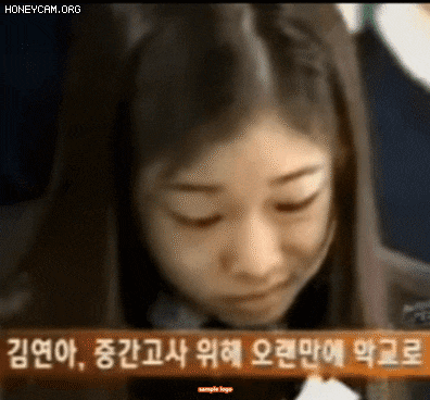 2007년 중간고사를 치르기 위해 고등학교에 방문한 김연아가 사인회 번호표를 받고 난감하다는 표정을 짓는 모습/KBS