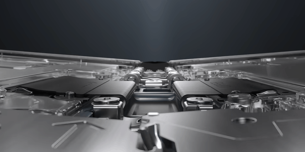 갤럭시Z폴드4에는 좌우로 회전하는 기어를 탑재한 1세대 힌지를 대신해, 상하로 움직이는 2세대 힌지를 사용했다. /삼성전자 유튜브 캡처