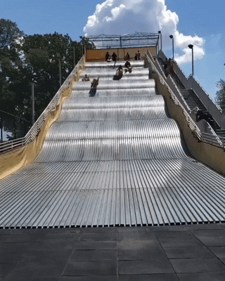 자이언트 슬라이드. [영상 출처 = 트위터]