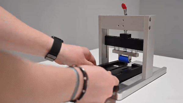 애플이 제공하는 아이폰 ‘셀프 수리(Self Service Repair)’ 키트의 모습. 이용자들은 수리를 위해 필요한 도구를 구입하거나, 애플로부터 1주일에 49달러에 빌릴 수 있다. [유튜브 'AppleInsider' 채널 캡처]