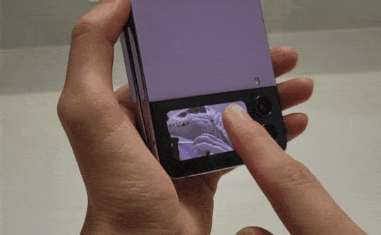 갤럭시Z플립4는 고화소의 후면 카메라를 통해 셀카를 찍을 수 있다. 좌우로 스와이프하면 '일반 사진- 인물 사진- 동영상'으로 전환할 수 있다. (사진=지디넷코리아)