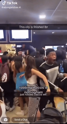 지난 21일(현지시각) 밤 9시쯤 영국 노팅엄셔에 위치한 맥도날드 클럼버 스트리트 지점에 10대 50여명이 몰려들어 매장을 아수라장으로 만들었다. /사진=틱톡