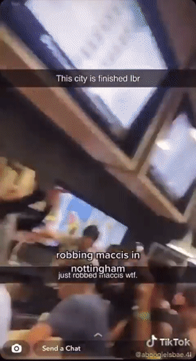 지난 21일(현지시각) 밤 9시쯤 영국 노팅엄셔에 위치한 맥도날드 클럼버 스트리트 지점에 10대 50여명이 몰려들어 매장을 아수라장으로 만들었다. /사진=틱톡