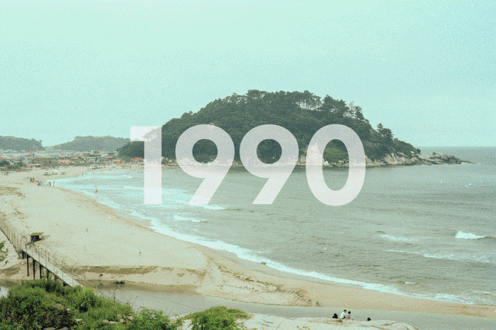 인구 2만8000명 소도시 양양은 서핑의 메카로 떠오르면서 MZ세대 대표 휴양지로 거듭났다. 사진은 1990년대와 2020년대 양양 해변 모습. /강원 양양군청