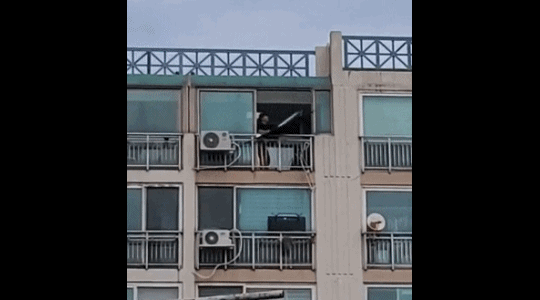 지난 23일 서울 관악구봉천동 한 아파트에서 가구와 전자제품을 던지는 남성의 모습. (영상=온라인 커뮤니티)
