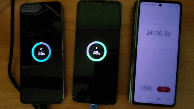 갤럭시Z플립4(왼쪽)과 갤럭시Z플립3의 충전 시간 비교.ⓒ데일리안 남궁경 기자