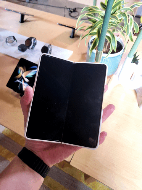 갤럭시Z폴드4를 한손으로 닫는 모습.ⓒ데일리안 남궁경 기자