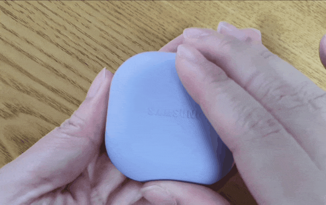 갤럭시버즈2 프로. 전반적으로 작아진 외형 덕분에 착용감이 전작보다 더 좋아졌다. [사진=장유미 기자]