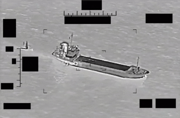 30일(현지시간) 이란 혁명수비대 지원함 ‘샤히드 바지아르’가 걸프 해역(페르시아만)에서 미 해군 무인수상정 ‘세일드론 익스플로러’를 탈취하고 있다. 출처=미 해군