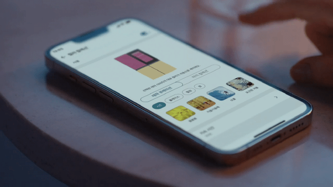 LG 씽큐(LG ThinQ) 앱을 활용해 LG전자의 신제품 ‘LG 디오스 오브제컬렉션 무드업’ 색상을 변경하는 장면. [LG전자 제공]