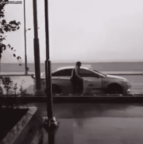 2016년 태풍 차바 북상 당시 부산 마린시티 해안도로에 파도가 들이치자 한 촬영기자가 황급히 대피하고 있다. /유튜브