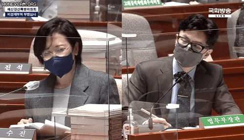 5일 국회 예결위에서 이수진 민주당 의원이 한동훈 법무부 장관을 쳐다보며 "으이구, 정말"이라고 말했다. 이 의원은 이후 한 손으로 펜을 돌리며 “작동한 결과물을 우리 의원실로 내세요”라고 했다. /국회방송