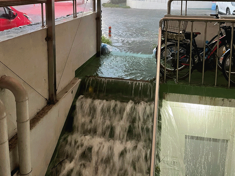 7명 실종 1명이 사망한 포항 오천읍 아파트 지하주차장 침수 현장