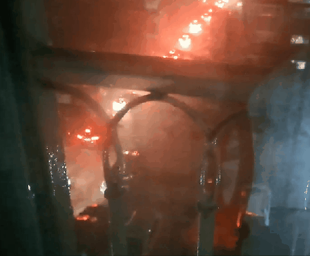 경북 포항 남구 오천읍의 한 아파트에서 6일 새벽 3시 지하주차장이 침수됐다는 방송을 들은 주민들이 차량을 대피시키고 있는 모습. 독자 A씨 제공