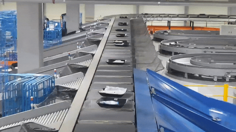 지난 1일 한진 인천공항 GDC. 크로스벨트 소터가 통관을 통과한 상품은 오른쪽으로, 통관에서 문제가 있었거나 별도 관리해야 하는 상품은 왼쪽으로 자동 분류하고 있다. /권오은 기자