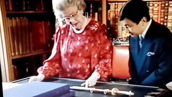 아키히토 일본 상왕이 2001년 5월 영국 윈저궁을 방문할 당시 엘리자베스 2세 여왕으로부터 영국 왕실이 보관하던 일본 검에 관한 설명을 듣고 있다. [lil lol 유튜브채널]