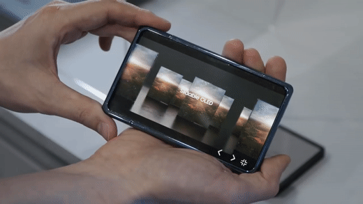 삼성디스플레이가 공개한 플렉서블 디스플레이. 화면을 길게 늘릴 수 있는 점이 특징이다. / 영상=삼성디스플레이