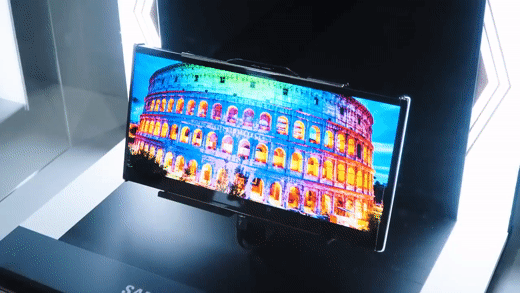 삼성디스플레이가 공개한 좌우로 펼칠 수 있는 플렉서블 디스플레이. / 영상=삼성디스플레이