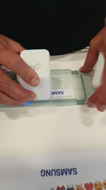 컬럽(Colop)의 소형 모바일 프린터 '이마크 고(e-mark go)'로 플라스틱에 인쇄하고 있다.