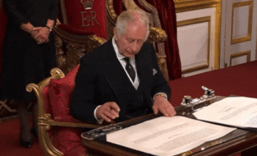찰스 3세가 10일(현지시간) 제임스 궁에서 열린 즉위식에서 공식 문서에 서명하기 전 책상에 놓인 만년필 통을 치우라고 지시하는 모습. 출처=데일리 메일