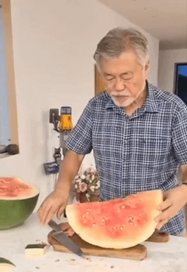 문재인 전 대통령의 딸 문다혜씨가 지난 12일 트위터에 문 전 대통령이 수박을 손질하는 사진을 게시했다. (문다혜 씨 트위터 캡처) 2022.9.14/뉴스1